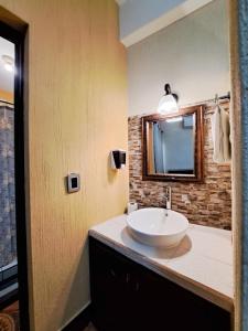 雷塔卢莱乌La Mansión del Gran Jaguar的一间带水槽和镜子的浴室