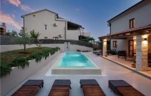 波雷奇Villa Molindrio的一座房子后院的游泳池