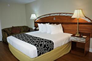 基西米Hotel Monte Carlo的酒店客房设有一张大床和一张沙发。