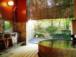 鸟取市卡苏特考泽尼亚日式旅馆的客房内的浴缸享有花园景色