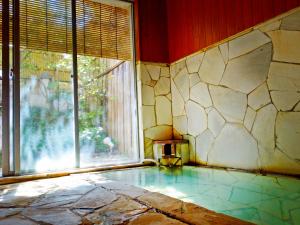 鸟取市卡苏特考泽尼亚日式旅馆的客房设有带大窗户的游泳池