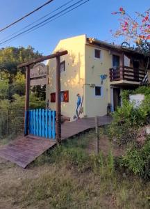 巴拉德瓦利扎斯康牧普乐欧索尔代维尼斯公寓的前面有木坡的小房子