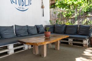 波波约Popoyo Republic的一张沙发、一张咖啡桌和盆栽植物