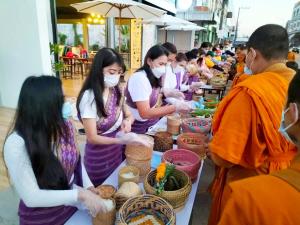 Ban Don Klangโรงแรมเรือนไทย 1 (Thai Guest House)的一群戴面具准备食物的人