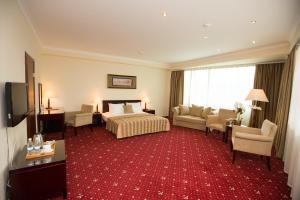 基希讷乌琼博大酒店的酒店客房设有床和客厅。
