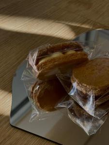 花莲市木民宿的盘子里两块塑料面包