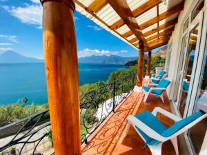 圣卡塔里纳帕洛波Villa Palopo的一个带椅子的门廊,享有海景