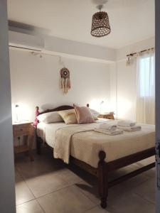圣萨尔瓦多德朱Ukiyo Apart的一间卧室配有一张大床和一张书桌