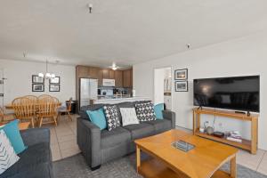 圣地亚哥Belmont Modern - Ocean View, Pet Friendly, Patio的客厅配有沙发和桌子