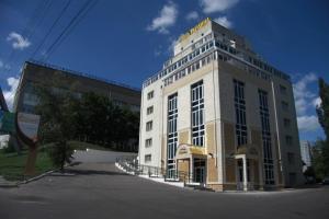 沃罗涅什乌克娜酒店的上面有黄色标志的白色建筑