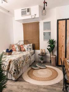 大雅台La bella tagaytay- Casa Raffa的卧室配有一张床,地板上铺有地毯