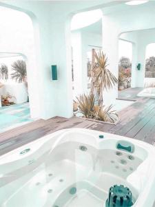 大雅台La bella tagaytay- Casa Raffa的客房内的白色大浴缸