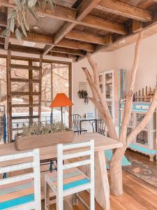 大雅台La bella tagaytay- Casa Raffa的桌子,椅子,树,在房间里