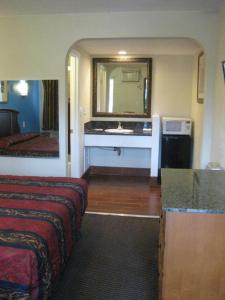 圣贝纳迪诺阳光汽车旅馆的酒店客房设有带水槽的浴室