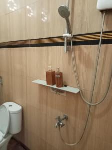 克里穆图Mahakali的带淋浴的浴室(带卫生间和淋浴头)