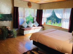 Creighton小天堂旅馆的一间卧室设有一张床和一个靠窗的座位
