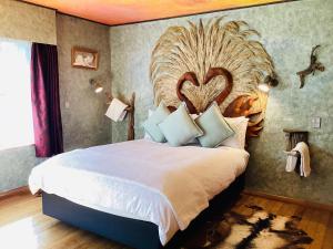Creighton小天堂旅馆的一间卧室配有一张大床和大床头板
