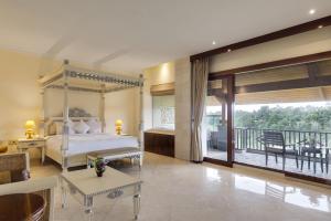 帕洋安阿贡里加萨别墅度假村的一间卧室设有一张床和一个阳台