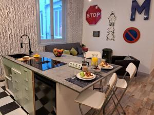 马德里Chueca Modern Apartment的厨房里配有一张桌子,上面放着盘子
