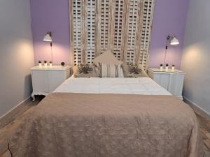 马德里Chueca Modern Apartment的一间卧室配有一张带2个床头柜的大床