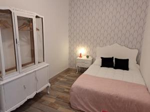 马德里Chueca Modern Apartment的一间卧室配有一张床和一个带镜子的梳妆台