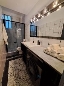 马德里Chueca Modern Apartment的一间带洗衣机和水槽的浴室