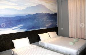 昆达桑Jabez Resort Kundasang的墙上画画的房间里设有两张床