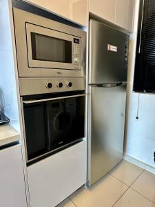 乔治市Beacon Executive Suite - City View - By IZ的厨房配有微波炉和冰箱。