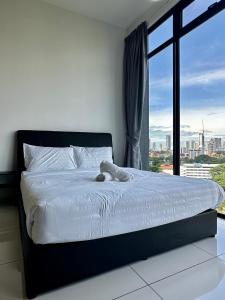 乔治市Beacon Executive Suite - City View - By IZ的一只白色填充物的动物躺在床上,有窗