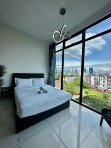 乔治市Beacon Executive Suite - City View - By IZ的一间卧室设有一张床和一个大窗户