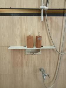 克里穆图Mahakali的浴室里的架子上放着两个蜡烛