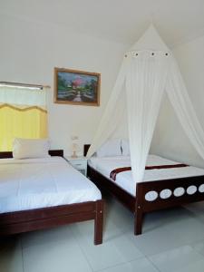 克里穆图Mahakali的客房内的两张床和蚊帐