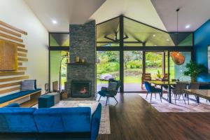 Toro AmarilloEl Silencio Lodge & Spa Costa Rica的客厅设有蓝色的沙发和壁炉