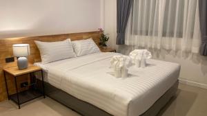 查龙B House Phuket @Chalong的一间卧室配有一张带两条白色毛巾的床