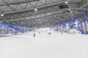 诺伊斯杜塞尔多夫/诺伊斯火与冰酒店的一群人滑雪到滑雪场