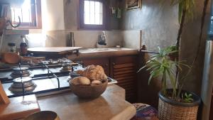 韦利格默薇特克塔乡村民宿的厨房配有炉灶和一篮子食物
