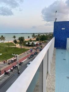 若昂佩索阿Flat - solar do atlântico的从阳台欣赏海滩附近建筑的景色