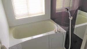 IchinomiyaB&BHOUSE FAM - Vacation STAY 39533v的浴室设有浴缸和淋浴。