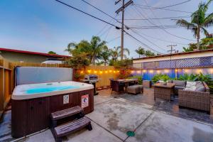 圣地亚哥Pacific Paradise - Large Patio, Hot Tub, Short Walk to Beach, & Parking的后院设有热水浴池和庭院。