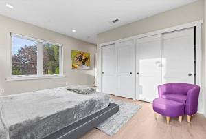 圣何塞The Garden House--5 bedrooms, sleeps 12的一间卧室配有一张床和一张紫色椅子