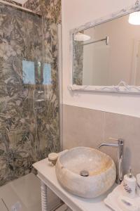 博尔迪盖拉Villa Gerani的一间带石质水槽和淋浴的浴室