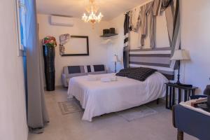 博尔迪盖拉Villa Gerani的卧室配有一张白色的大床和一张沙发。