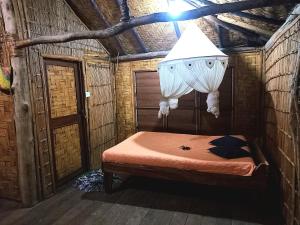 LénakelTanna friendly bungalow的一间卧室配有一张位于上面的光线的床