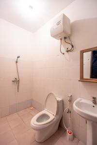 江比阿Kiungani Lodge的一间带卫生间和水槽的浴室