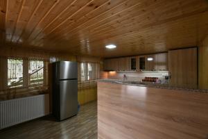 茨卡尔图博Nika house的一间厨房,里面配有不锈钢冰箱
