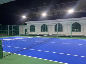 Ấp Mỹ ÐôngCao Lanh Hotel的夜间带灯光的网球场