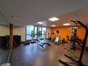 阿维尼翁圣玛尔特公寓式酒店的健身房,配有跑步机和健身器材