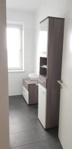 维也纳新城Top Appartement für Business-Wohnen-Urlaub的一间带水槽、卫生间和镜子的浴室