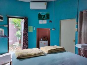 Ban Khao Ya Nuaหมอกอิงธาร รีสอร์ท เขาค้อ的蓝色客房,配有带两个枕头的床