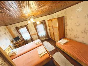 埃伦娜Complex Ristanite的一间卧室设有两张床和天花板